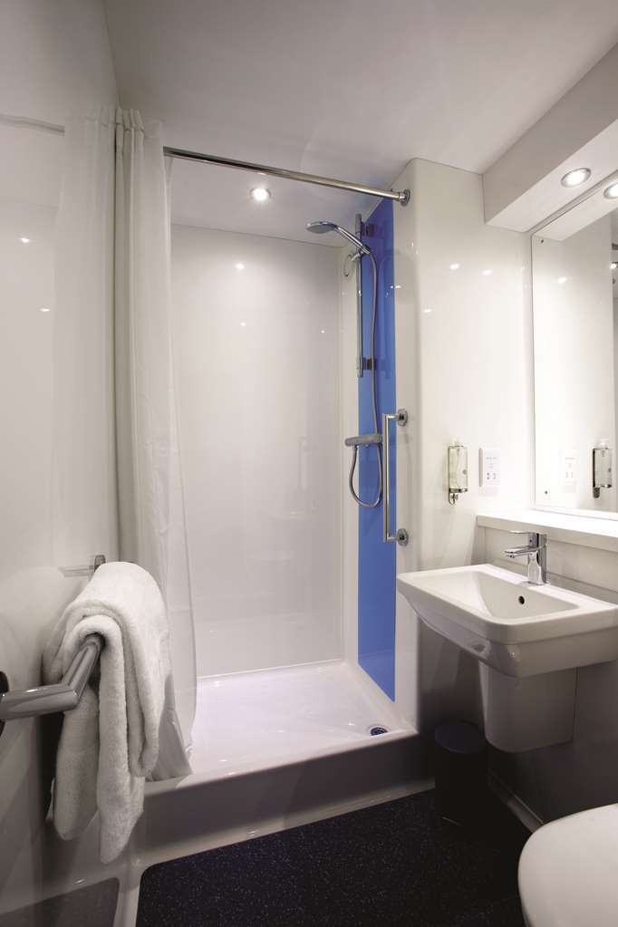 Travelodge Walton On Thames Номер фото