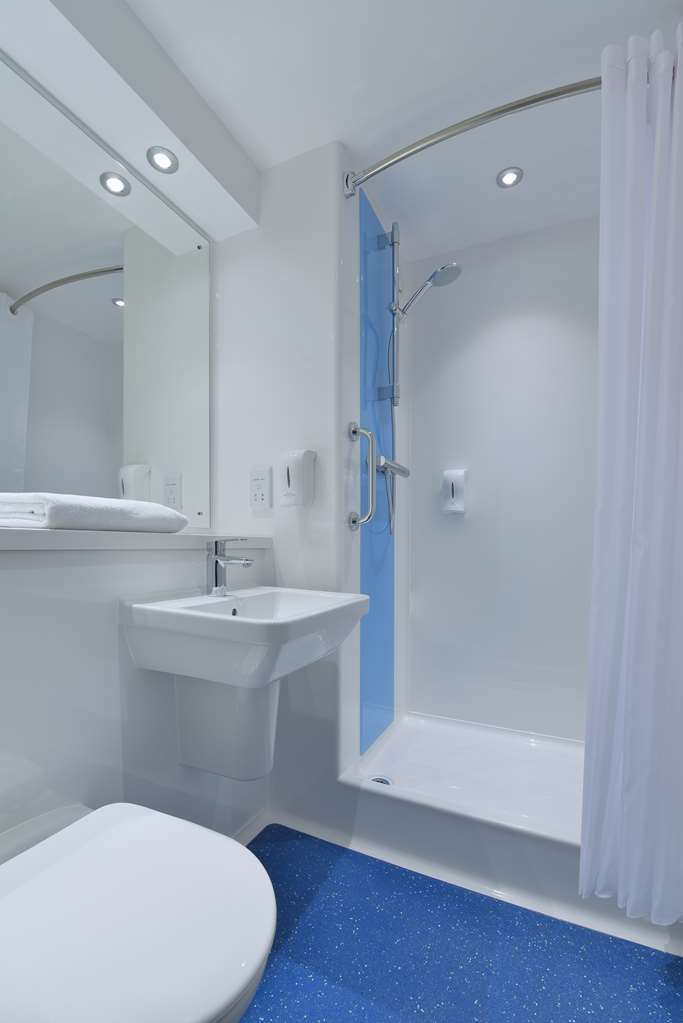 Travelodge Walton On Thames Номер фото